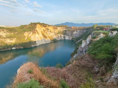 ภาพที่ 5 สระน้ำขนาดใหญ่ซึ่งเป็นสภาพของพื้นที่เหมืองหินหลังจากเสร็จสิ้นโครงการ และได้รับการพัฒนาจนกลายเป็นแหล่งท่องเที่ยวในจังหวัดชลบุรี