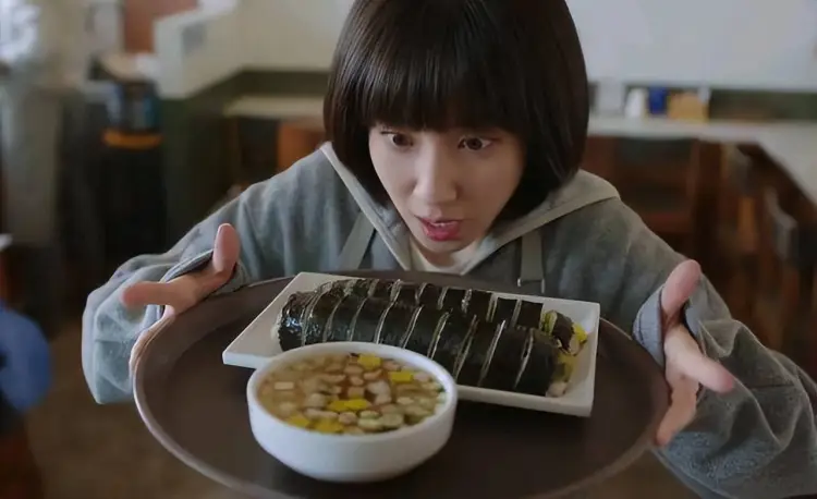 คิมบับใน Extraordinary Attorney Woo ไม่ได้บอกเพียงว่าตัวละครชอบกินอะไร<br>แต่ยังเผยให้เห็นกิจวัตร ความคุ้นเคย และพื้นที่ปลอดภัยในชีวิตของเธอ<br>ภาพจากซีรีส์ Extraordinary Attorney Woo (2022)